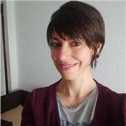 Profesora de inglés imparte clase a niños de todas las edades